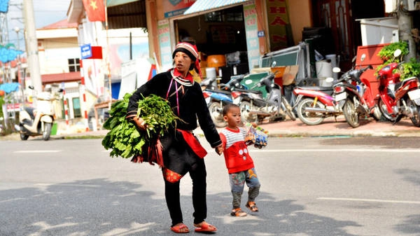 Cô gái người Dao đưa con xuống chợ