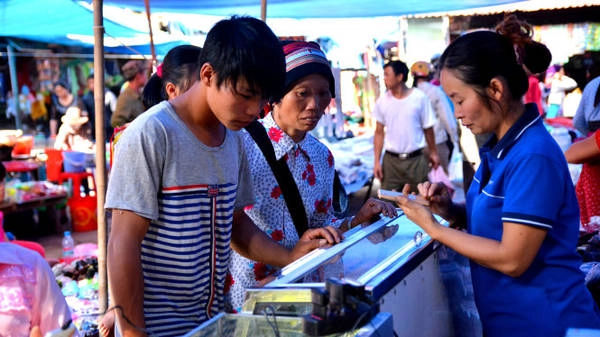 Hàng điện thoại cũng nhiều người hỏi mua