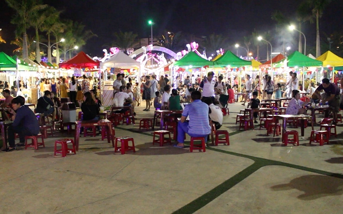 Diễn ra từ 17h đến 22h thứ 6, 7 và chủ nhật hàng tuần, phiên chợ có nhiều hàng hóa đa dạng từ quần áo, mỹ phẩm, giày dép, khăn, thiệp đến mứt bánh, hoa quả.  Nhiều mặt hàng nằm trong chương trình giảm giá, khuyến mãi hấp dẫn để thu hút người mua.