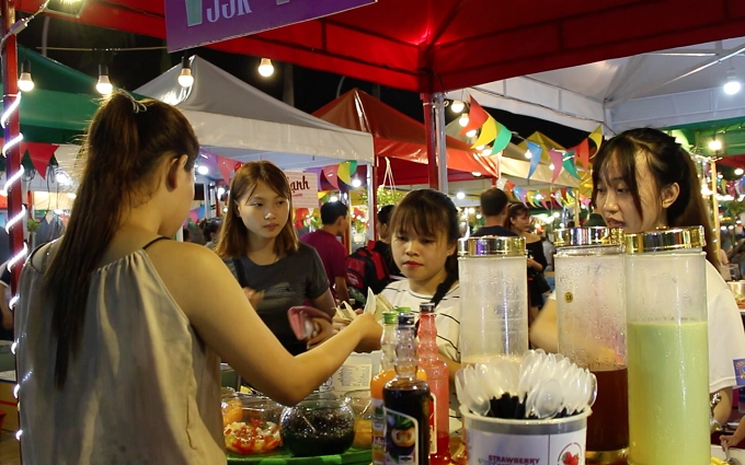 Khu vực ẩm thực mang nhiều phong cách, từ các món đặc trưng miền Trung đến món ăn đường phố Thái Lan, Hàn Quốc...