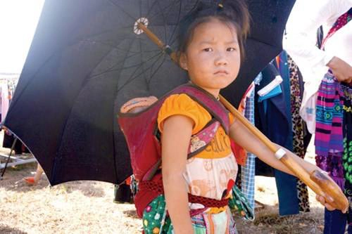 Địu em theo mẹ đi chợ. Địu em theo mẹ đi chợ.