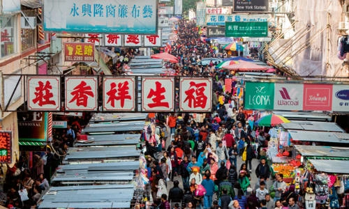 Con phố Quý Bà dài 1 km và có hơn 100 gian hàng lớn nhỏ nằm san sát nhau. Bên cạnh những gian hàng bình dân, ở đây cũng có nhiều cửa hàng cao cấp hơn. Những cửa hàng này tính giá cao hơn nhưng cung cấp cho khách hàng nhiều lựa chọn tốt hơn với những sản phẩm chính hãng, chất lượng cao và cả phòng thay đồ.