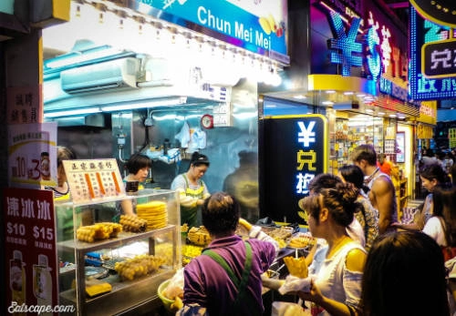 Ngay bên ngoài khu chợ Quý Bà cũng có rất nhiều sạp hàng ăn phục vụ tất cả các món ăn địa phương vô cùng tươi ngon và hấp dẫn. Ngoài ra, cửa hàng McDonalds và Starbucks cũng xuất hiện ở đây để phục vụ các tín đồ fastfood. Ảnh: Escape.