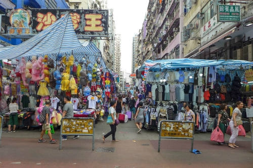Hai là: Bắt xe bus số 1, 1A, 2, 6 hoặc 9 từ bến phà Tsim Sha Tsui Star rồi xuống ở ga Nelson. Ngoài ra, bạn nên chuẩn bị cho mình một thẻ Octopus mua tại sân bay, bến tàu và hệ thống siêu thị 7eleven với mức phí tối thiểu 50 HKD (khoảng 140 nghìn đồng), rất tiện lợi khi di chuyển bằng phương tiện công cộng.