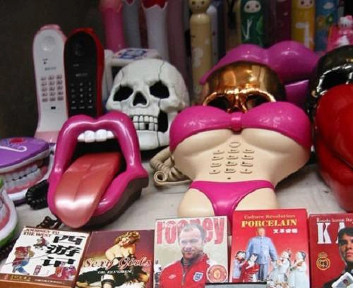 Thậm chí nếu có nhu cầu mua sextoy, bạn cũng có thể thoải mái lựa chọn ở các gian hàng chuyên đồ chơi nhạy cảm ở đây. Tuy nhiên, người kinh doanh sẽ không cho phép du khách chụp hình hay quay phim sản phẩm của họ.