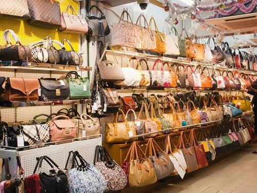 Ở Ladies Market, bạn có thể tìm thấy tất cả các nhãn hiệu thời trang. Ngoài những đồ vật nhỏ, có rất nhiều quầy bày bán những món đồ hàng hiệu, từ túi xách LV, Gucci đến quần áo Burberry hay đồng hồ Rolex... Tất nhiên, chúng đều là hàng nhái có chất lượng không cao nhưng bù lại giá thành rất dễ chịu.
