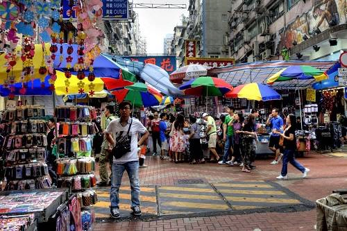 Giá cả cho các mặt hàng ở chợ Quý Bà thường không cố định. Vì vậy, du khách có thể thoải mái mặc cả với người bán, thậm chí ở cả các gian hàng treo biển “không mặc cả”. Nếu mặc cả không thành công hoặc không ưng ý với món hàng, bạn cũng có thể từ chối mua mà không gặp phải bất cứ phiền toái nào.