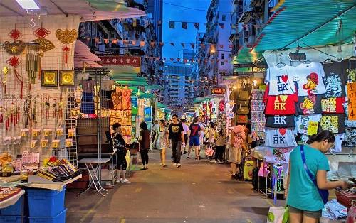 Chợ Quý Bà mở cửa từ 12h30 chiều đến 11h đêm hàng ngày. Thời điểm thích hợp nhất để ghé thăm và mua sắm ở đây là vào khoảng đầu giờ chiều. Lúc này, khu chợ chưa có đông người, vì thế bạn sẽ có nhiều thời gian để ngắm và chọn đồ hơn, người bán cũng sẽ tư vấn nhiệt tình hơn.