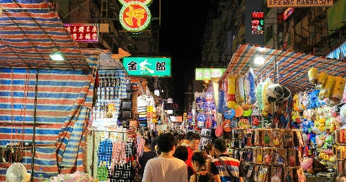 Vào buổi tối, đặc biệt là cuối tuần và ngày lễ, khu chợ thường chật kín bởi cả người dân địa phương và khách du lịch. Vì vậy, hãy chọn cho mình một lịch trình thích hợp để có thể khám phá tối đa địa điểm thú vị này. Bên cạnh đó, du khách cũng nên chú ý xung quanh để đảm bảo an toàn cho bản thân và tài sản của mình.