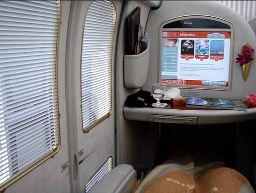 Khoang hạng nhất như phòng khách thu nhỏ của hãng hàng không Emirates. choang-ngop-voi-nhung-thu-chi-co-o-dubai-ivivu-1