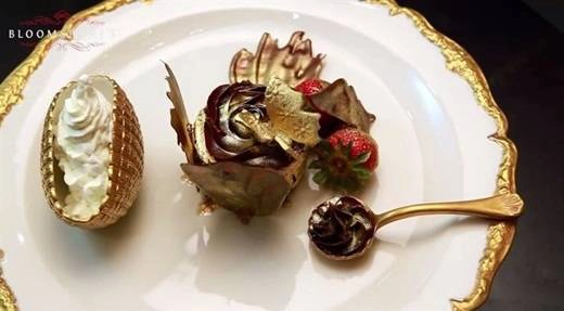 Chiếc bánh cupcake bằng vàng 24 carat trị giá 1000 đô la Mỹ. choang-ngop-voi-nhung-thu-chi-co-o-dubai-ivivu-15