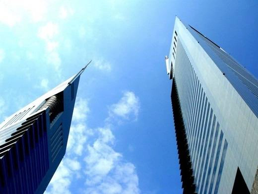 Các tòa tháp Emirates, bao gồm tòa tháp văn phòng và tòa tháp khách sạn, là biểu tượng của Dubai. choang-ngop-voi-nhung-thu-chi-co-o-dubai-ivivu-7