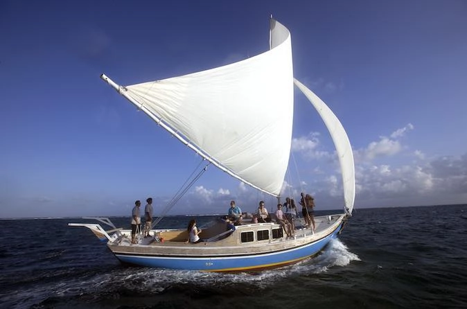 Bạn buộc phải đăng ký tour du lịch nếu muốn đi lặn, tuy nhiên được thoải mái tự do khi ra đến biển, chỉ cần không gây ảnh hưởng đến môi trường, không bẻ gãy san hô. Hol Chan và Shark Ray Alley không đông khách du lịch, hầu hết du khách đến đây với mục đích lặn biển là chính. Mỗi ngày có cả chục chuyến tàu khởi hành buổi sáng, trở về buổi chiều, giá tour cho người lớn khoảng 75 USD (khoảng 1,7 triệu đồng), trẻ em được miễn phí. Bạn buộc phải đăng ký tour du lịch nếu muốn đi lặn, tuy nhiên được thoải mái tự do khi ra đến biển, chỉ cần không gây ảnh hưởng đến môi trường, không bẻ gãy san hô. Hol Chan và Shark Ray Alley không đông khách du lịch, hầu hết du khách đến đây với mục đích lặn biển là chính. Mỗi ngày có cả chục chuyến tàu khởi hành buổi sáng, trở về buổi chiều, giá tour cho người lớn khoảng 75 USD (khoảng 1,7 triệu đồng), trẻ em được miễn phí.