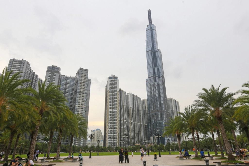 Công viên cạnh Landmark 81 cũng là điểm dừng chân yêu thích của khách vãng lai nhờ mảng xanh được chăm sóc cẩn thận. Từ đây, bạn có thể chụp ảnh toàn cảnh với tòa nhà đang hot ở Việt Nam. 
