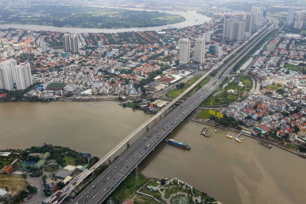 Ba tầng cao nhất của tòa nhà (tầng 79 đến 81) là đài quan sát ở độ cao 461,2 mét, mang đến cảm giác choáng ngợp. Những ai mắc chứng sợ độ cao, lời khuyên là cần cân nhắc trước khi đặt chân lên đây. Khu vực này vẫn đang trong quá trình thi công giai đoạn cuối. Từ đây, bạn có thể phóng tầm nhìn toàn cảnh thành phố đến Thủ Thiêm, cầu Sài Gòn, quận trung tâm hay thậm chí là quận Gò Vấp ở phía xa.