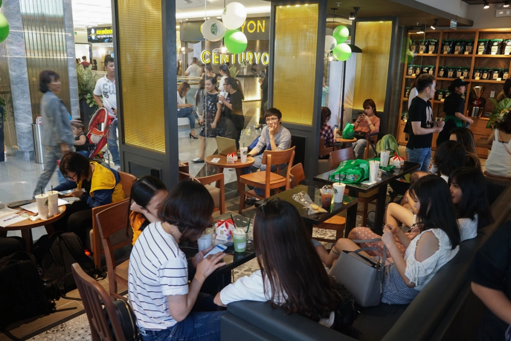 Nếu shopping mệt, bạn có thể dừng chân tại các quán cà phê nghỉ ngơi, nạp năng lượng.