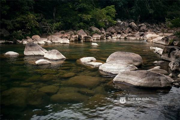 Một dòng chảy tĩnh lặng của suối Nước Moọc.