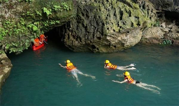 ... bơi, hoặc chèo thuyền Kayak để vào Hang Tối (Ảnh: Internet)