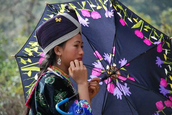 Ở nơi tận cùng cực Tây ấy, Nậm Cắn giống như một cô sơn nữ mới lớn, vừa căng tràn sức trẻ lại vừa e ấp vụng về. Dưới kia, thị trấn Mường Xén như một bức tranh bé xíu nhưng sắc nét của một thị trấn vùng biên với rộn rã sắc màu của những mái nhà cao thấp lô nhô bên cái thẫm xanh trầm mặc của đại ngàn và thao thiết chảy một dòng Nậm Mộ, như sợi chỉ trắng yêu thương ôm ấp thị trấn miền sơn cước.