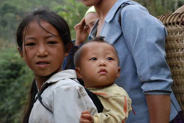 Bóng đứng se sợi in hình dưới nắng sớm, trong không gian tĩnh lặng đến nao lòng, ngỡ như nghe thấy cả tiếng gió đang reo trên cây, tiếng cánh hoa hồng bật nở sau bờ rào gỗ, tiếng trẻ con khóc lẫn trong tiếng vỗ về nghe như xa như gần, tiếng bước chân lạo xạo trên đường.