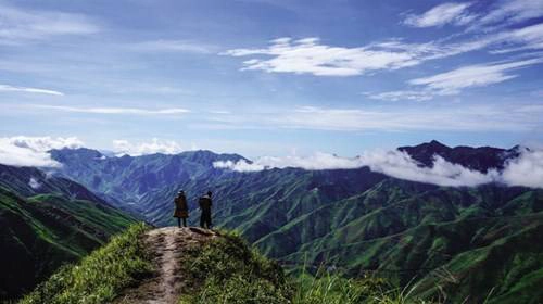 Khi nắng lên, Tà Xùa đẹp lộng lẫy với những áng mây trắng ôm ấp lấy núi non Khi nắng lên, Tà Xùa đẹp lộng lẫy với những áng mây trắng ôm ấp lấy núi non