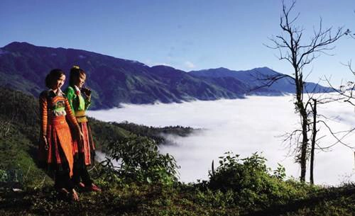 Hai thiếu nữ Mông lộng lẫy trong bộ trang phục truyền thống Hai thiếu nữ Mông lộng lẫy trong bộ trang phục truyền thống