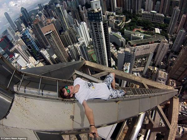 Alexander Remnev nằm vắt vẻo trên một cầu thang hẹp. Alexander Remnev nằm vắt vẻo trên một cầu thang hẹp.