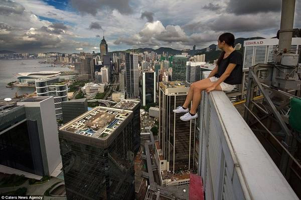 Ngắm cảnh trong tư thế “thót tim”. Ngắm cảnh trong tư thế “thót tim”.