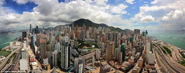 Những tòa nhà chọc trời của Hong Kong với đỉnh núi Victoria phía sau. Những tòa nhà chọc trời của Hong Kong với đỉnh núi Victoria phía sau.