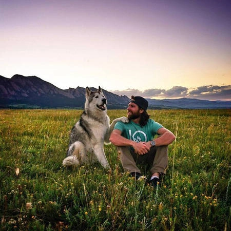 Kelly yêu thích những chuyến leo núi gian nan và luôn mang theo Loki. Kelly khẳng định người bạn Loki có bản năng phiêu lưu và luôn thử thách chính mình.