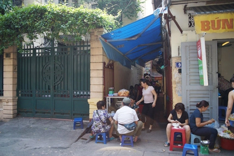 Quán của chị Nhung chỉ bày một tủ đựng đồ ăn ở đầu ngõ.