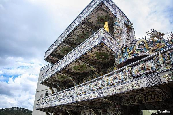 Xung quanh mỗi tầng gồm 108 tượng Quan Thế Âm Bồ Tát nhỏ hơn. Với 324 tượng, điện thờ ở đây được coi là nơi có số lượng tượng Quan Thế Âm nhiều nhất Việt Nam.