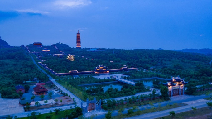 Nổi tiếng là ngôi chùa lớn nhất Việt Nam, Bái Đính không chỉ khiến du khách trầm trồ về sự bề thế khi tận mắt thấy vào ban ngày, mà còn ngạc nhiên trước vẻ đẹp huyền ảo khi đêm về. Kể từ khi đón khách đến nay, chùa mở cửa hàng ngày đến 21h. Vào mùa lễ hội, chùa đón khách tham quan 24/24h. Nổi tiếng là ngôi chùa lớn nhất Việt Nam, Bái Đính không chỉ khiến du khách trầm trồ về sự bề thế khi tận mắt thấy vào ban ngày, mà còn ngạc nhiên trước vẻ đẹp huyền ảo khi đêm về. Kể từ khi đón khách đến nay, chùa mở cửa hàng ngày đến 21h. Vào mùa lễ hội, chùa đón khách tham quan 24/24h.