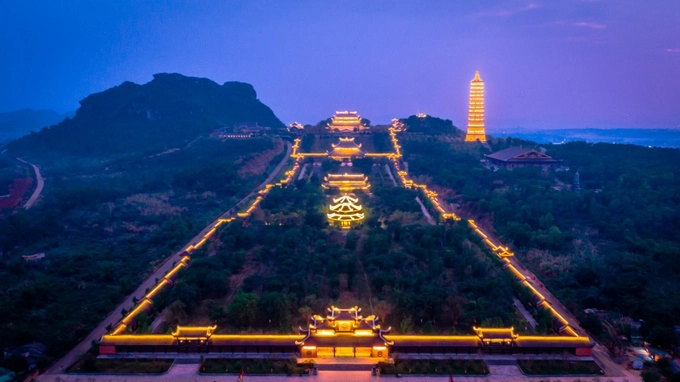 Lễ hội chùa Bái Đính khai mạc hàng năm vào mùng 6 tháng Giêng và kéo dài đến hết tháng 3. Tham gia khám phá chùa về đêm, du khách sẽ được làm lễ và dâng hương tại điện Phật Bà Quán Âm nghìn mắt nghìn tay có trọng lượng 80 tấn, dát vàng bên ngoài. Kế đó, bạn có thể dừng chân tại điện Pháp Chủ, nơi đặt tượng phật Thích Ca Mâu Ni lớn nhất Đông Nam Á. Lễ hội chùa Bái Đính khai mạc hàng năm vào mùng 6 tháng Giêng và kéo dài đến hết tháng 3. Tham gia khám phá chùa về đêm, du khách sẽ được làm lễ và dâng hương tại điện Phật Bà Quán Âm nghìn mắt nghìn tay có trọng lượng 80 tấn, dát vàng bên ngoài. Kế đó, bạn có thể dừng chân tại điện Pháp Chủ, nơi đặt tượng phật Thích Ca Mâu Ni lớn nhất Đông Nam Á.