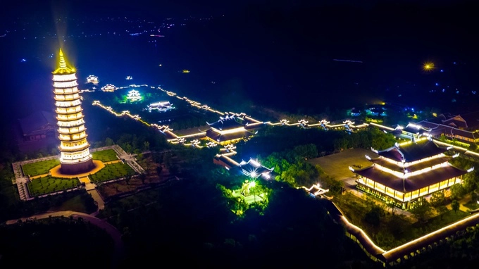 Kết thúc hành trình, du khách có thể dạo chơi, thưởng thức cà phê Chuông Gió trên ngọn núi Đính để tận hưởng những con gió mát lành, không khí an yên của chùa Bái Đính về đêm. Kết thúc hành trình, du khách có thể dạo chơi, thưởng thức cà phê Chuông Gió trên ngọn núi Đính để tận hưởng những con gió mát lành, không khí an yên của chùa Bái Đính về đêm.