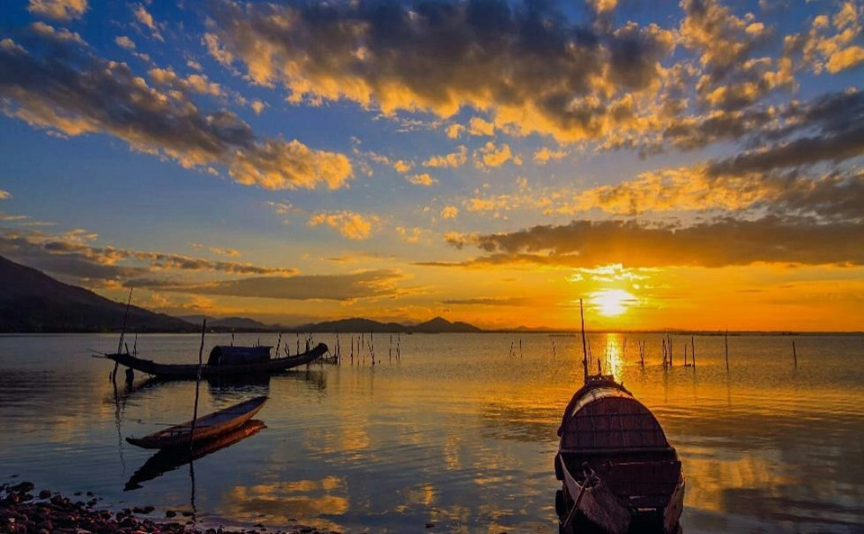 Phá Tam Giang nằm trong hệ đầm phá Tam Giang - Cầu Hai, nổi tiếng là vùng đầm phá nước lợ lớn nhất Đông Nam Á. Cách thành phố Huế khoảng 12 km, phá Tam Giang thuộc địa phận của bốn huyện Phong Điền, Quảng Điền, Hương Trà và Phú Vang thuộc tỉnh Thừa Thiên - Huế. Ảnh: @mananh_nguyen.