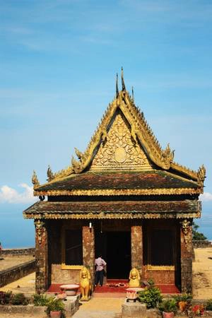 Wat Sampov Pram còn được gọi là chùa 5 thuyền, tọa lạ trên cao nguyên Bokor (hay núi Tà Lơn), tỉnh Kampot. Công trình do vua Monivong xây dựng vào năm 1924 với mục đích lễ bái và cầu nguyện mỗi khi du ngoạn Bokor. Wat Sampov Pram còn được gọi là chùa 5 thuyền, tọa lạ trên cao nguyên Bokor (hay núi Tà Lơn), tỉnh Kampot. Công trình do vua Monivong xây dựng vào năm 1924 với mục đích lễ bái và cầu nguyện mỗi khi du ngoạn Bokor.