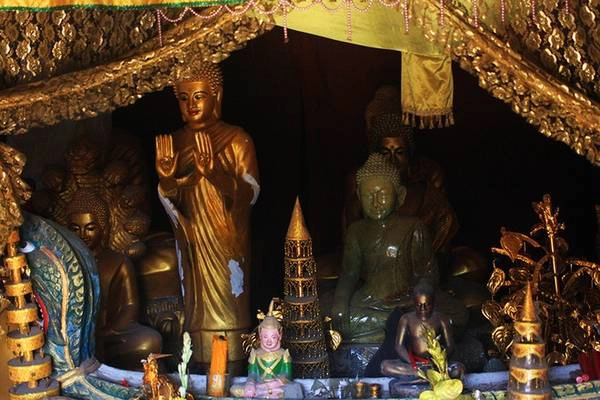 Ngôi chùa không lớn nhưng thanh tịnh và yên bình. Đặc điểm nổi bật nhất là 5 tảng đá lớn có hình dạng như những chiếc thuyền buồm, hoàn toàn là tuyệt tác mà thiên nhiên dành tặng cho vùng cao này. Ngôi chùa không lớn nhưng thanh tịnh và yên bình. Đặc điểm nổi bật nhất là 5 tảng đá lớn có hình dạng như những chiếc thuyền buồm, hoàn toàn là tuyệt tác mà thiên nhiên dành tặng cho vùng cao này.