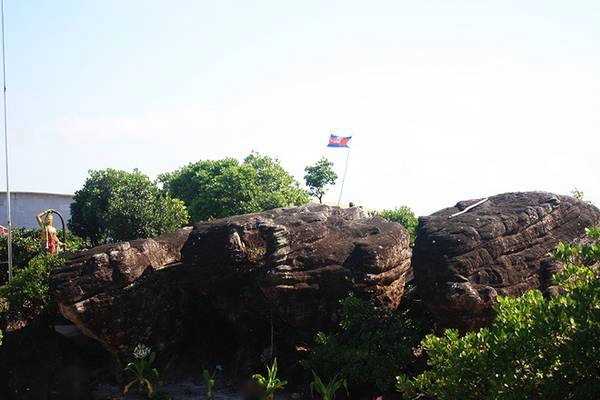 Trên đỉnh Tà Lơn, ngoài kiến trúc thuộc địa, mọi thứ khác gần như đều được gắn với một sự tích và chùa 5 thuyền cũng không là ngoại lệ. Người bản địa truyền khẩu rằng 5 tảng đá ấy chính là 5 con thuyền chở đầy châu báu gắn liền với người khởi đầu của nền văn minh Khmer. Trên đỉnh Tà Lơn, ngoài kiến trúc thuộc địa, mọi thứ khác gần như đều được gắn với một sự tích và chùa 5 thuyền cũng không là ngoại lệ. Người bản địa truyền khẩu rằng 5 tảng đá ấy chính là 5 con thuyền chở đầy châu báu gắn liền với người khởi đầu của nền văn minh Khmer.