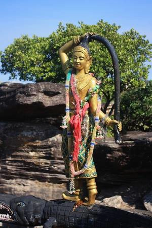 Theo thời gian, nước biển rút đi, mặt đất dần cao lên và 5 chiếc thuyền buồm khổng lồ biến thành đá. Du khách đến chùa Samprov Pram có thể thấy 5 viên đá hình chiếc thuyền vẫn tồn tại cho tới ngày nay. Hoàng tử Preah Thong được biết đến như là cha đẻ của nền văn minh Khmer. Hiện xung quanh ngôi chùa còn có những bức tượng được tạc cầu kỳ. Theo thời gian, nước biển rút đi, mặt đất dần cao lên và 5 chiếc thuyền buồm khổng lồ biến thành đá. Du khách đến chùa Samprov Pram có thể thấy 5 viên đá hình chiếc thuyền vẫn tồn tại cho tới ngày nay. Hoàng tử Preah Thong được biết đến như là cha đẻ của nền văn minh Khmer. Hiện xung quanh ngôi chùa còn có những bức tượng được tạc cầu kỳ.