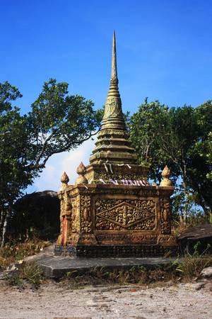 Bên cạnh đó, nhiều tòa tháp nhỏ được xây rải rác khắp nơi trong khuôn viên chùa với kiến trúc độc đáo. Bên cạnh đó, nhiều tòa tháp nhỏ được xây rải rác khắp nơi trong khuôn viên chùa với kiến trúc độc đáo.