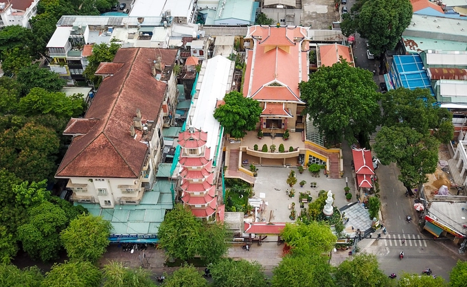 Chùa Xá Lợi nằm ngay góc đường Bà Huyện Thanh Quan và Sư Thiện Chiếu (quận 3, TP HCM) được xây dựng năm 1956, trong khuôn viên rộng 2.500 m2. Điểm nhấn của chùa là tháp chuông cao 32 m, gồm bảy tầng được xây dựng năm 1960, hướng ra đường Bà Huyện Thanh Quan.