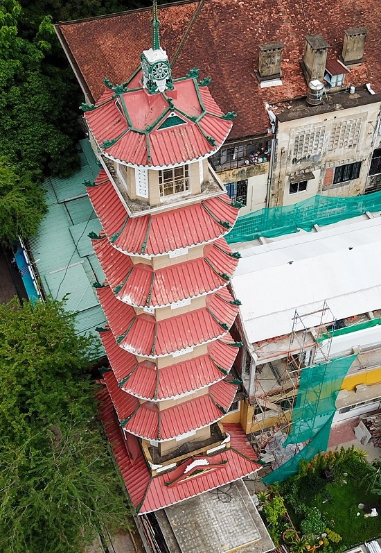 Từ khi hoàn thành cho đến đầu thế kỷ 21, đây là tháp chuông cao nhất Việt Nam. Sau này chùa Linh Phước ở Đà Lạt đã dựng một tháp chuông cao hơn (cao 37,84 m). Tuy nhiên, tháp chuông chùa Xá Lợi vẫn cao nhất TP HCM.  Từng tầng tháp chuông thờ một vị Phật, mỗi tầng có bốn mặt phẳng lớn và bốn mặt góc nhỏ, tạo thành một hình bát giác.