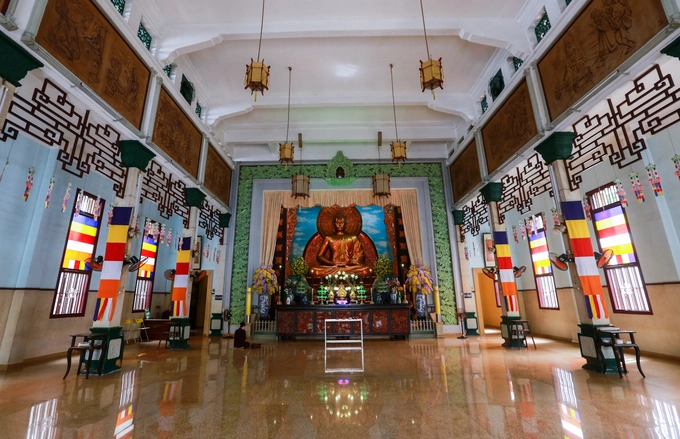 Chánh điện chùa chỉ đặt một tượng Phật Thích Ca Mâu Ni lớn, chứ không thờ nhiều Phật như các chùa xưa. Tượng do trường Mỹ Nghệ Biên Hòa đắp tạo, được coi là mẫu mực cho nhiều tượng Phật các chùa sau này. Năm 1969 tượng được thếp lại toàn thân bằng vàng.