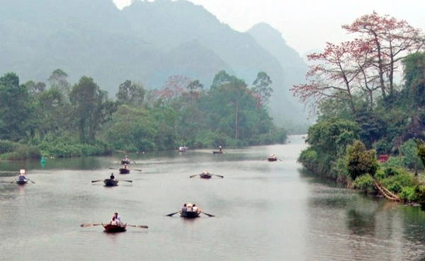 Khung cảnh tuyệt đẹp bên dòng suối Yến mùa hoa gạo nở khiến du khách trẩy hội chùa Hương không khỏi xao lòng