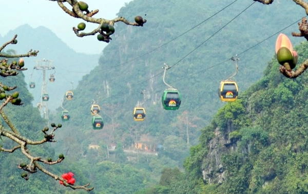 Du khách đi cáp treo cũng có thể chiêm ngưỡng toàn cảnh khu di tích chùa Hương với khung cảnh được điểm tô những cây hoa gạo đỏ thắm