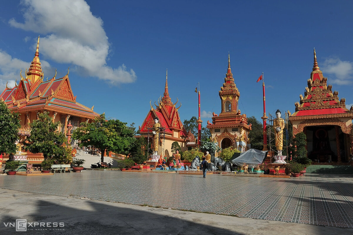 Quang cảnh thoáng đãng bên trong sân chùa. 