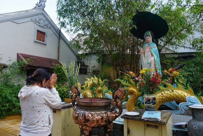 Hàng ngày, chùa đón nhiều người dân, du khách thập phương tới tham quan, cúng bái. "Lúc đầu nghe bảo ở Sài Gòn có chùa Một Cột tôi cứ nghĩ là lời nói đùa nhưng khi tới thăm rồi mới thấy chùa rất đẹp và trang nghiêm", chị Thanh Lan (Đồng Nai) cho biết. Hàng ngày, chùa đón nhiều người dân, du khách thập phương tới tham quan, cúng bái. "Lúc đầu nghe bảo ở Sài Gòn có chùa Một Cột tôi cứ nghĩ là lời nói đùa nhưng khi tới thăm rồi mới thấy chùa rất đẹp và trang nghiêm", chị Thanh Lan (Đồng Nai) cho biết.