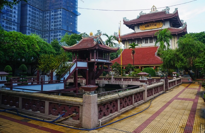 Ngay từ cổng vào là hình ảnh ngôi chùa nhỏ giữa hồ nước với hình dáng tựa như chùa Một Cột ở Hà Nội. Từ khi xây dựng, trụ trì đã phỏng theo kiến trúc, kiểu dáng của ngôi chùa có thời nhà Lý thế kỉ XI. Ngay từ cổng vào là hình ảnh ngôi chùa nhỏ giữa hồ nước với hình dáng tựa như chùa Một Cột ở Hà Nội. Từ khi xây dựng, trụ trì đã phỏng theo kiến trúc, kiểu dáng của ngôi chùa có thời nhà Lý thế kỉ XI.