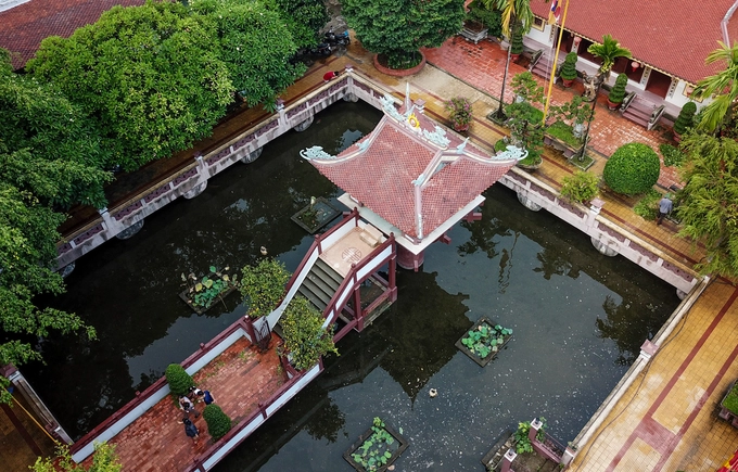 Quanh chùa là hồ nước tên Long Nhãn (hồ mắt rồng) có diện tích khoảng 600 m2. Ngôi chùa ở giữa mang hình dáng như một búp sen lớn vươn lên với những đường nét hoa văn tinh tế. Quanh chùa là hồ nước tên Long Nhãn (hồ mắt rồng) có diện tích khoảng 600 m2. Ngôi chùa ở giữa mang hình dáng như một búp sen lớn vươn lên với những đường nét hoa văn tinh tế.